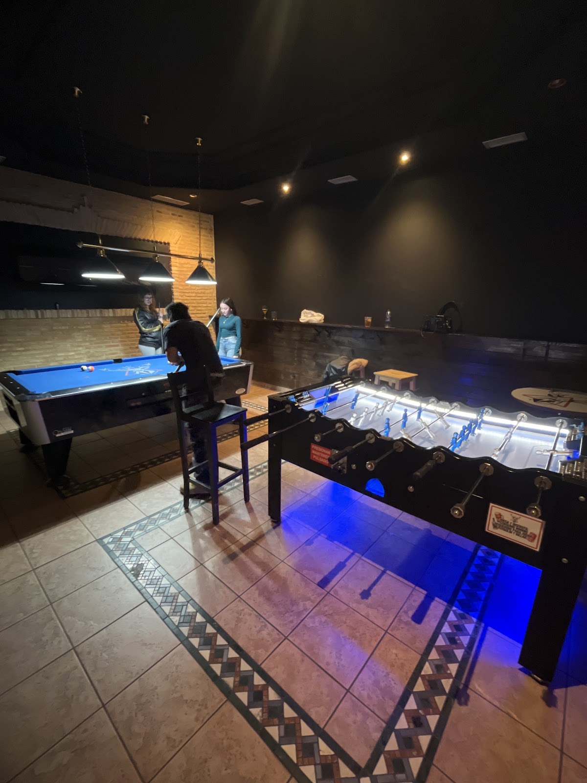Zona de juegos de La Provisional con mesa de billar y futbolín
